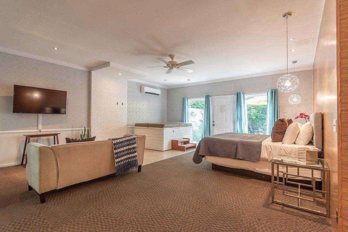 Yellowwood Inn – Suite #1 - Photo 2
