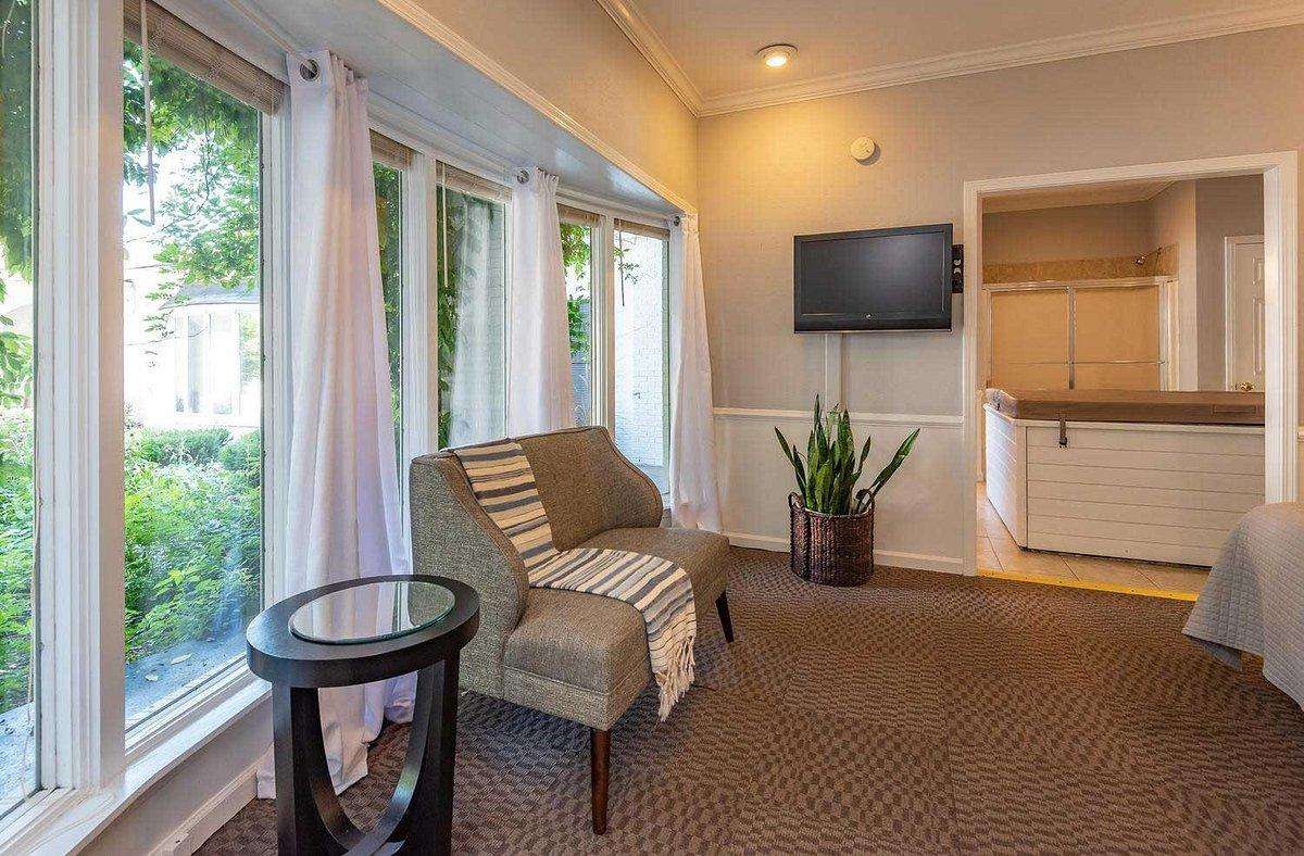 Yellowwood Inn – Suite #5 - Photo 3