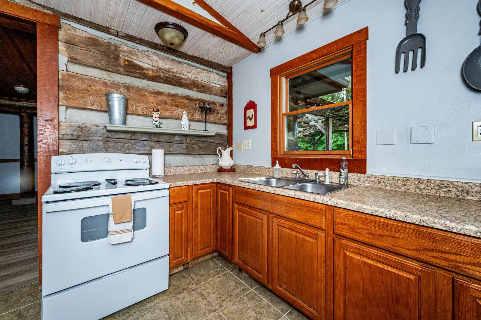 A Sweetheart Vacation Cabin - Photo 2