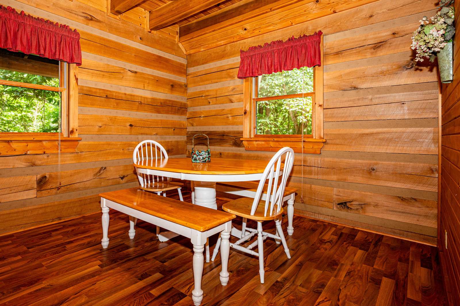Snuggled Inn - Photo 8