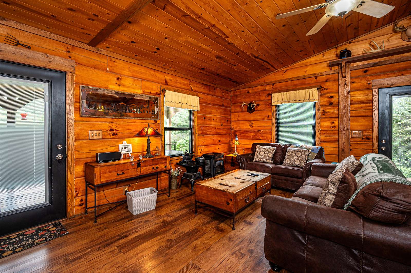 Big Buck Log Vacation Cabin - Photo 3
