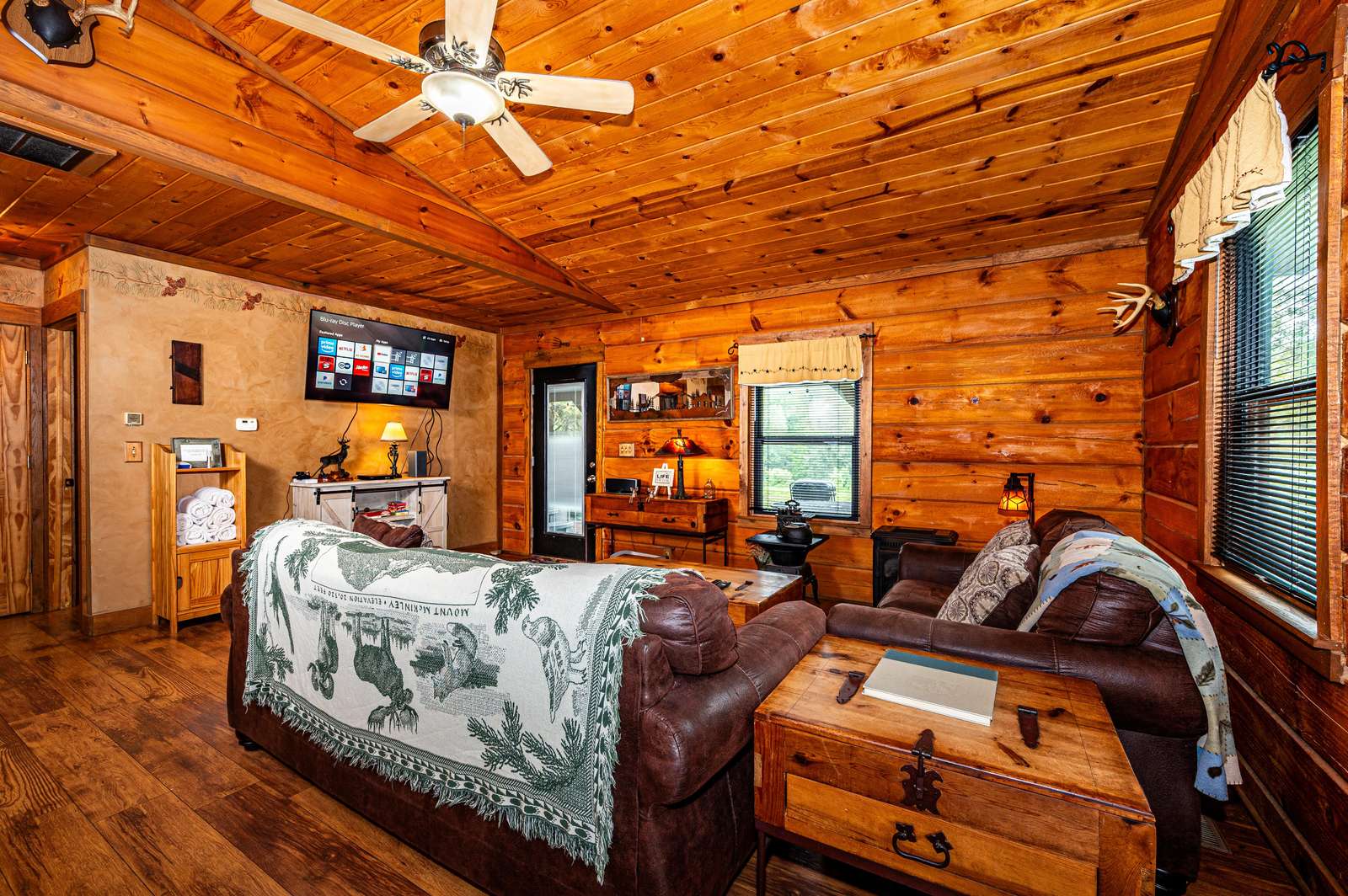 Big Buck Log Vacation Cabin - Photo 2