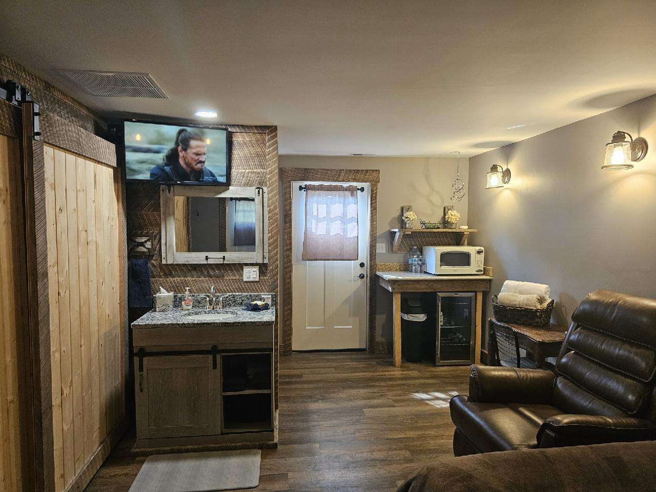 Cowboy Way Vacation Cottage - Photo 3
