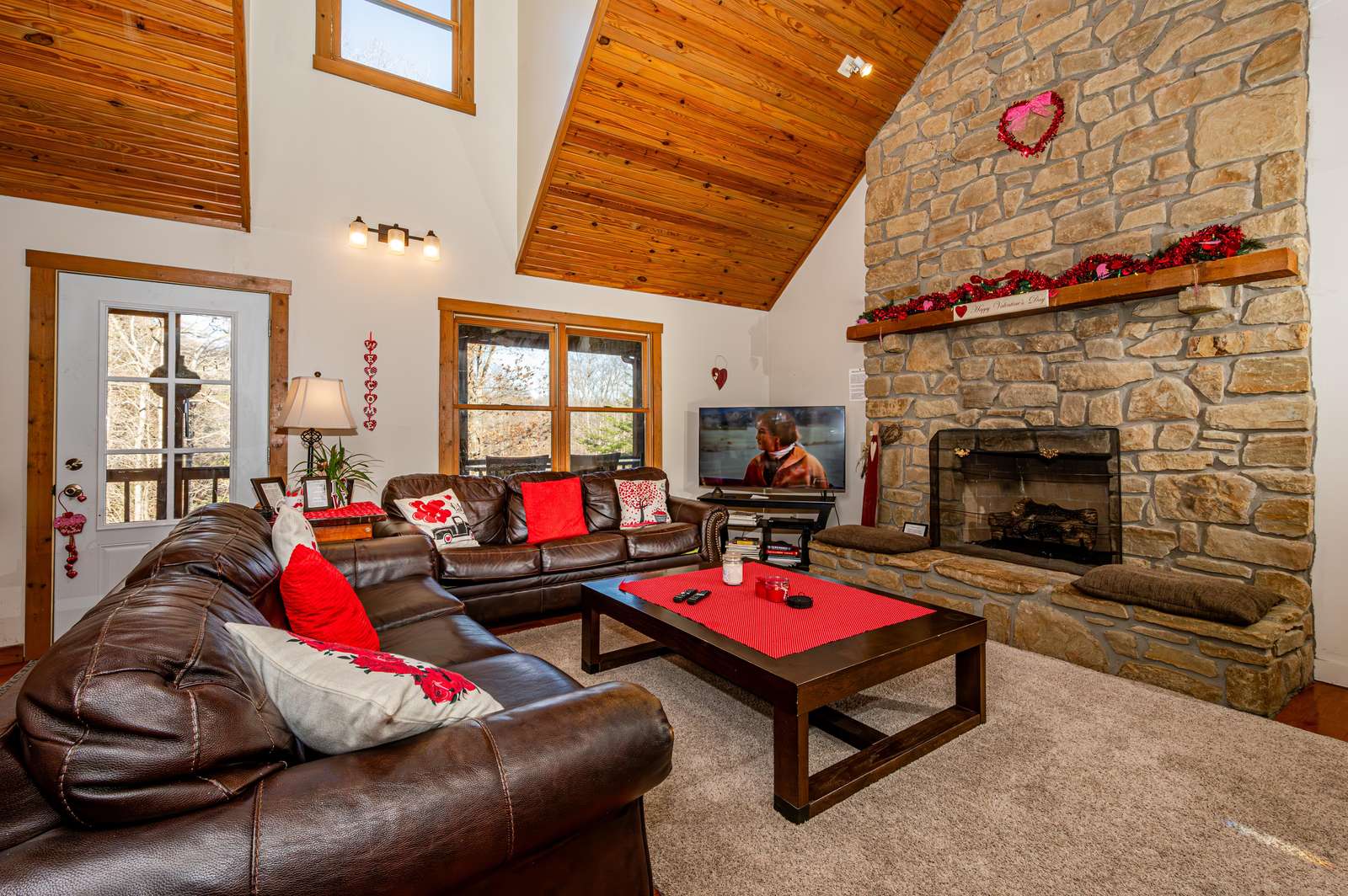 Enchanted Lake Lodge - Photo 3