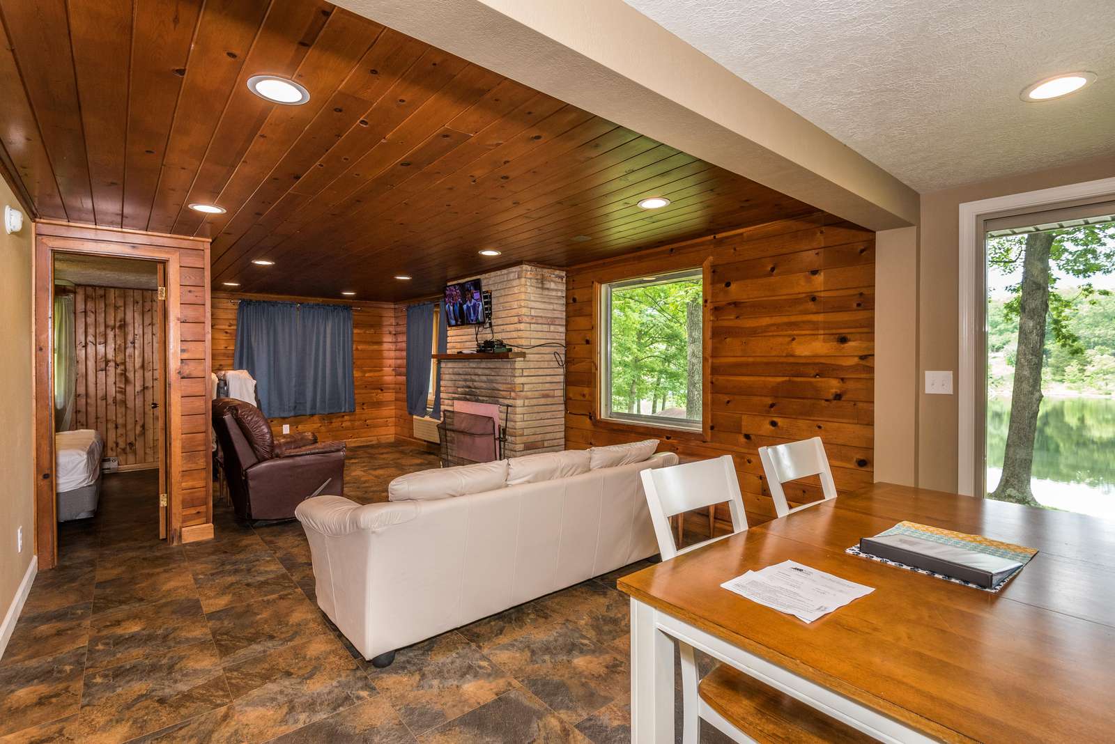 Lakeside Vacation Cottage - Photo 2
