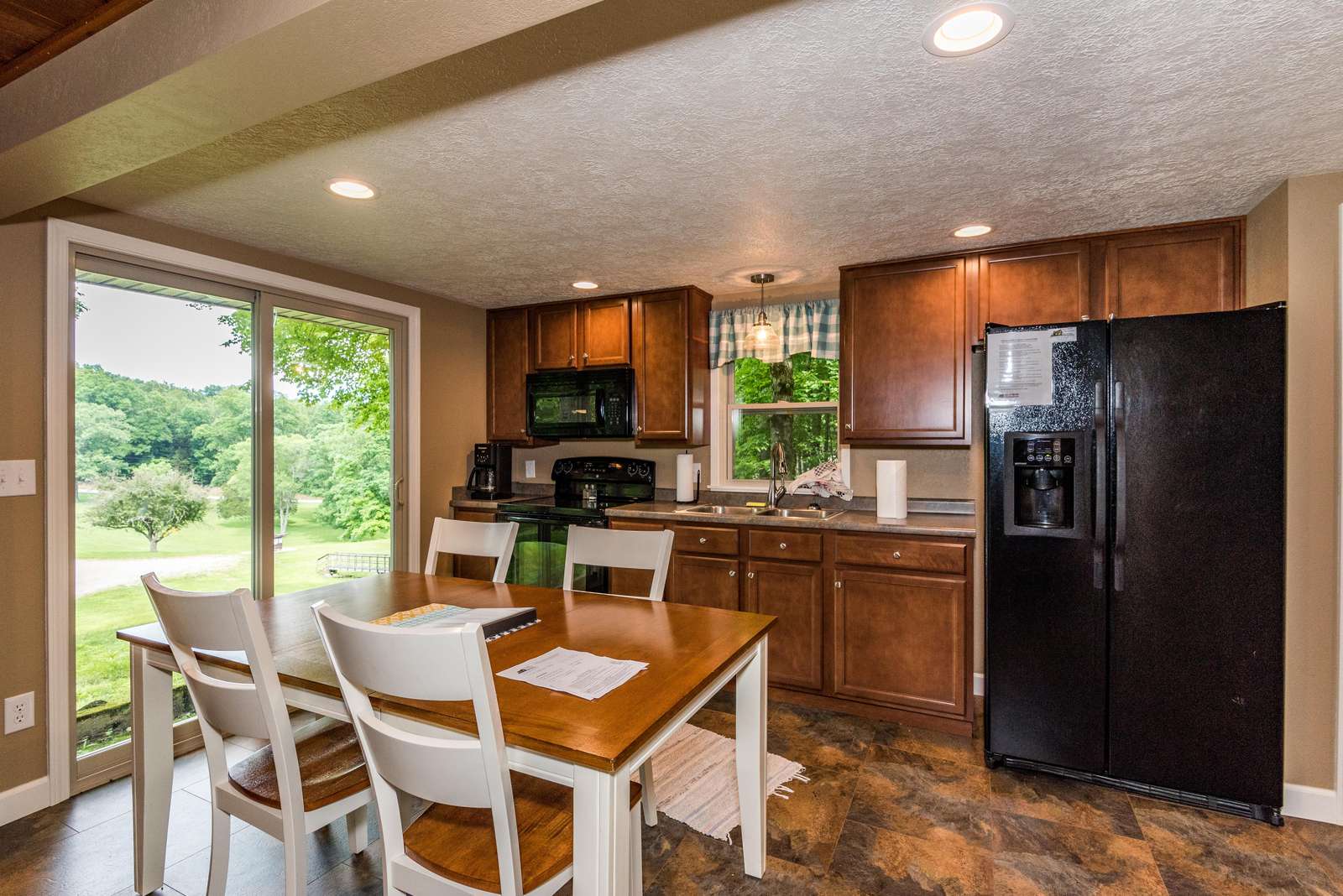 Lakeside Vacation Cottage - Photo 3